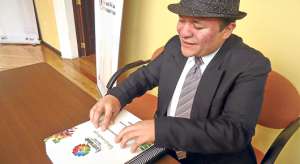 Klever Guerra es un docente con discapacidad visual. Considera positivo este proyecto. En la fotograf&iacute;a revisa el plan del buen vivir en sistema braille. Foto: Elizabeth Maggi/ para El Tel&eacute;grafo