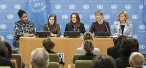 De (i-d) la presidenta de Trinidad y Tobago, Paula-Mae Weekes; la presidenta de Islandia, Katr&iacute;n Jakobsd&oacute;ttir; la presidenta del septuag&eacute;simo tercer per&iacute;odo de sesiones de la Asamblea General, la ecuatoriana Mar&iacute;a Fernanda Espinosa; la presidenta de Estonia, Kersti Kaljulaid, y la presidenta de Croacia, Kolinda Grabar Kitarovic, durante una conferencia de prensa sobre el evento de alto nivel "Mujeres en el poder" celebrada en la sede del organismo en Nueva York (EE.UU.).
