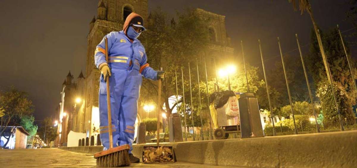 Mar&iacute;a Pati&ntilde;o tiene una habilidad extraordinaria para barrer y recoger la basura al mismo tiempo. No gana mucho, pero lo poco que recibe lo necesita.