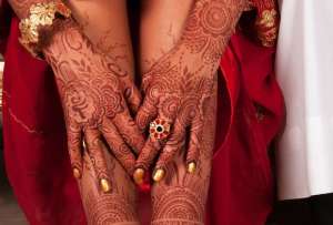 Hombre se casa con la esposa del amante de su pareja en la India
