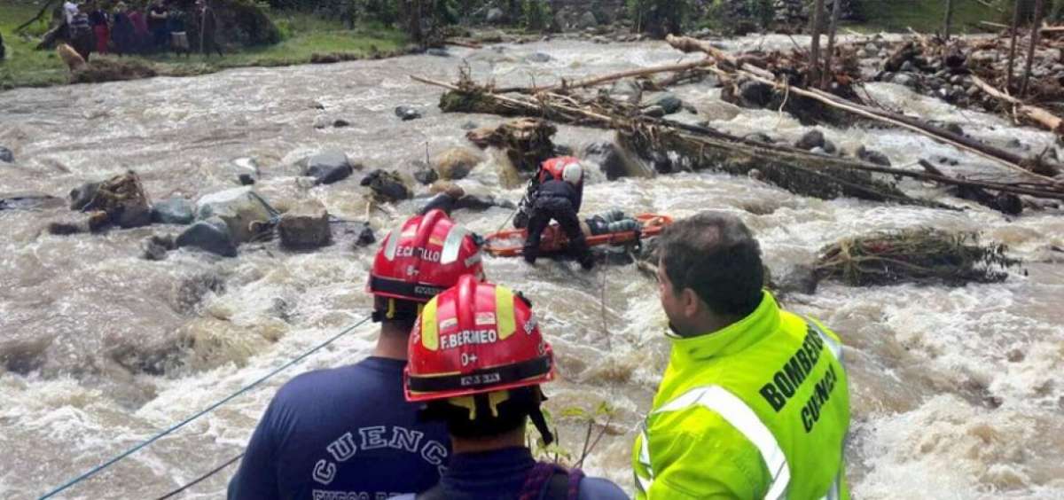 Equipos de socorro rescatan cad&aacute;ver de mujer que cay&oacute; en r&iacute;o en Cuenca