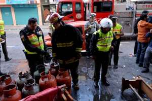 La inmediata intervenci&oacute;n de los bomberos evit&oacute; que explotaran 8 cilindros de gas adicionales que se guardaban en el local. Foto: Roberto Ch&aacute;vez |  El Tel&eacute;grafo