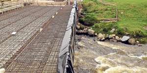 El puente sobre el r&iacute;o Yanuncay es intervenido, por este lugar pasar&aacute;n las m&aacute;quinas del tranv&iacute;a. Fotos: Fernando Machado/ El Telegrafo