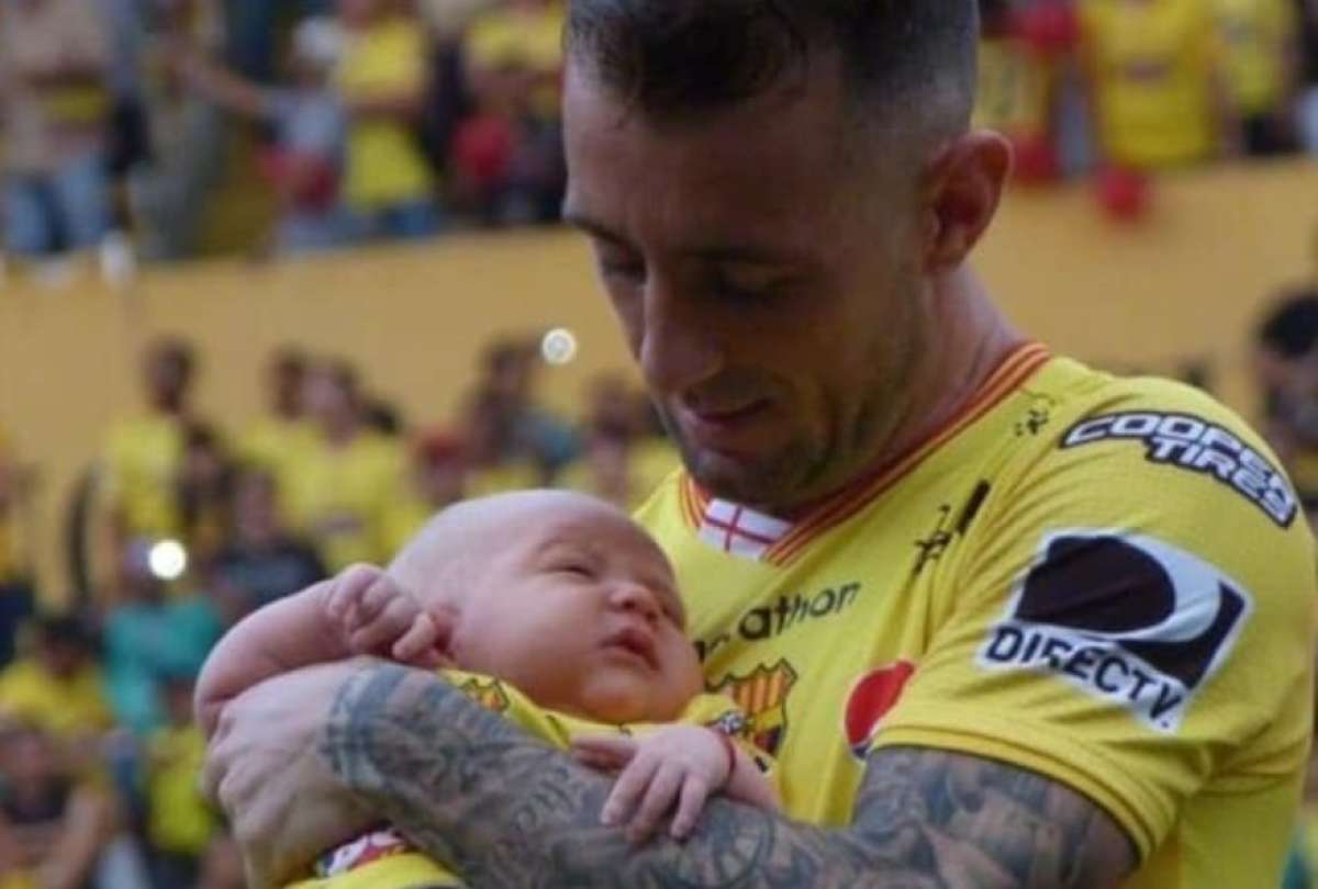 Dami&aacute;n D&iacute;az tiene a su peque&ntilde;o hijo cuanto ten&iacute;a poco tiempo de nacido, en el estadio Monumental