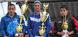 Iv&aacute;n Enderica (izquierda) posa con su trofeo de campe&oacute;n de la traves&iacute;a al Lago San Pablo.