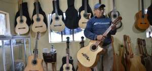 Jos&eacute; Uyaguari lleva casi medio siglo elaborando guitarras, requintos, charangos y cuatros, entre otros instrumentos. Es uno de los pocos luthiers de la zona.