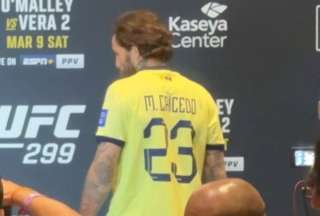 Marlon Vera dio la conferencia de prensa en español puesto la camiseta de Moisés Caicedo 