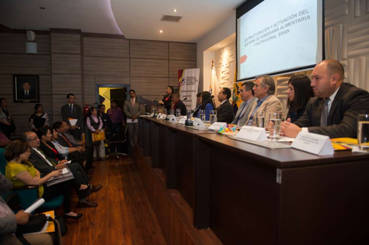 Los representantes de varios ministerios del ramo analizaron ayer los alcances que tendr&aacute; el Sisan. Foto: John Guevara / El Tel&eacute;grafo