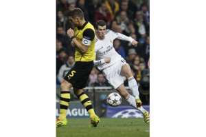 El gal&eacute;s Gareth Bale (der.) fue el autor del primer gol del Real Madrid. En la imagen enfrenta la marca del alem&aacute;n Sebastian Kehl. Foto: EFE