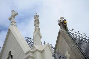 Las tareas de mantenimiento se realizan en la capilla Coraz&oacute;n de Mar&iacute;a de la Bas&iacute;lica. Foto: Carina Acosta/ EL TEL&Eacute;GRAFO