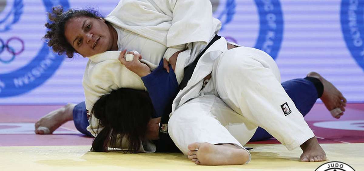 Melissa Mojica (blanco) destac&oacute; en el lanzamiento de la bala y del martillo y tambi&eacute;n prob&oacute; con la halterofilia antes de dedicarse al judo. Debido a las lesiones pens&oacute; en retirarse, pero fue perseverante. 
