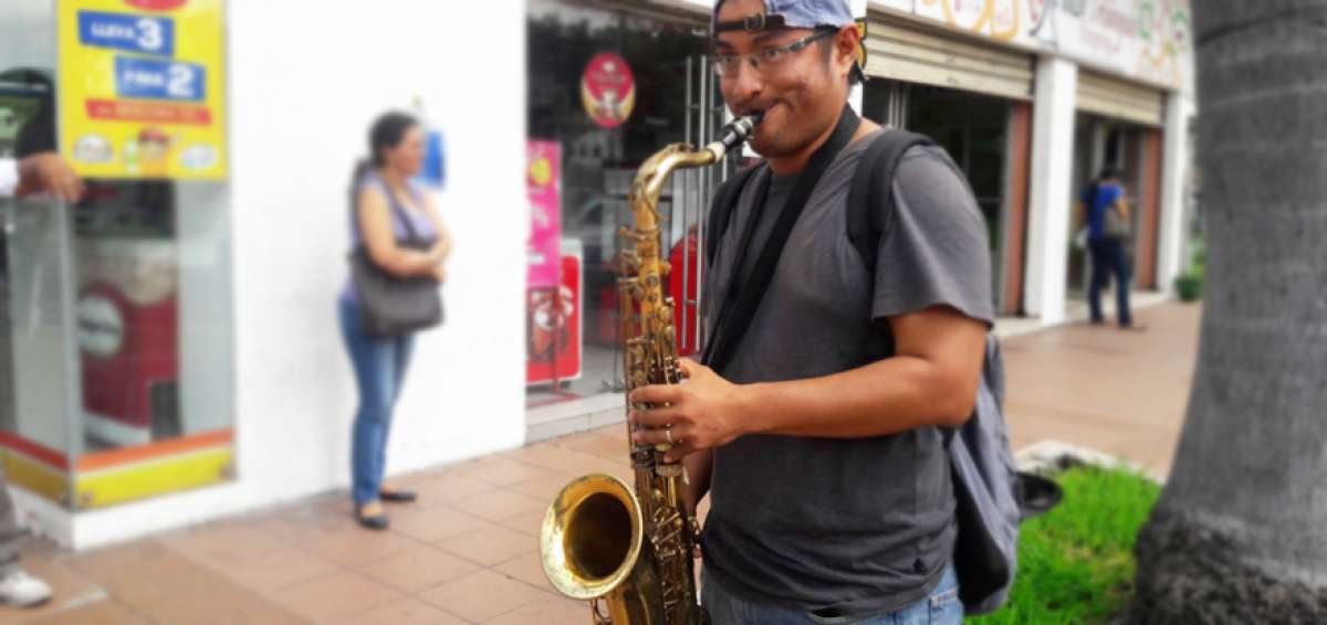 Con mucha destreza y dedicaci&oacute;n, Luis Manuel Bonoso entretiene a los transe&uacute;ntes  en varios sectores de la ciudad. En un d&iacute;a gana entre $ 15 y $ 40.    