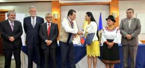 La suscripci&oacute;n formal del acuerdo la efectuaron la presidenta del CNE, Diana Atamaint, y el jefe de la misi&oacute;n de observaci&oacute;n de la OEA, el exvicepresidente de Costa Rica entre 2006 y 2007, Kevin Casas.