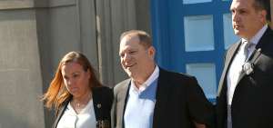 Harvey Weinstein mostraba una ligera sonrisa en el momento que lo deten&iacute;a la Polic&iacute;a para llevarlo a un juzgado.