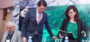 Ra&uacute;l Brito (i), gerente de la Enami, y Rebeca Illescas (d), viceministra de Miner&iacute;a, intervinieron en el Congreso de Miner&iacute;a y Ambiente.
