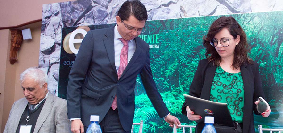 Ra&uacute;l Brito (i), gerente de la Enami, y Rebeca Illescas (d), viceministra de Miner&iacute;a, intervinieron en el Congreso de Miner&iacute;a y Ambiente.