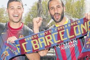 Hinchas del club catal&aacute;n se concentraron ayer para ver el partido por la Champions League. Foto: EFE