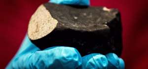 Con la talla de un pu&ntilde;o cerrado y unos 500 gramos de peso, el meteorito atraves&oacute; a gran velocidad el techo de un cobertizo.