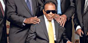 Ali apareci&oacute; en p&uacute;blico en septiembre pasado durante los Premios Humanitarios Muhammad Ali, en Louisville. Foto: Internet