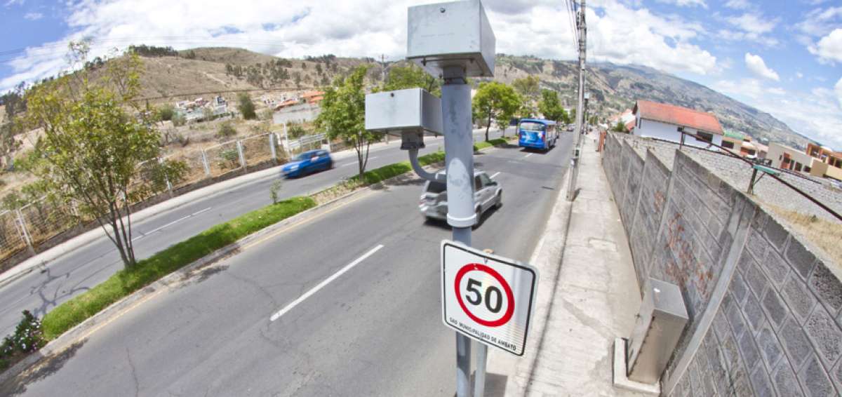 En ocho sitios de Ambato, considerados de alta accidentabilidad, se instalaron igual n&uacute;mero de fotosensores que registran el exceso de velocidad sobre 50 km/h.