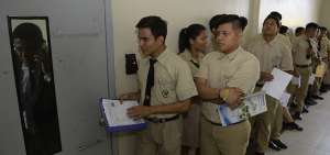 Los estudiantes del colegio Vicente Rocafuerte formaron una columna para ingresar a sus laboratorios. Eduardo Cruz, de 17 a&ntilde;os, fue el primero que entr&oacute;. En 15 d&iacute;as obtendr&aacute;n los resultados.