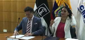 El contralor encargado, Pablo Celi, hace el anuncio de pedido de destituci&oacute;n, junto a la presidenta del CNE, Diana Atamaint.