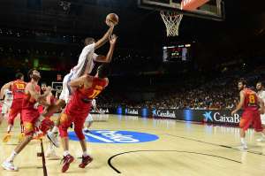 Mickael Gelabale se impulsa a la canasta ante la marca de un jugador espa&ntilde;ol. Foto: AFP