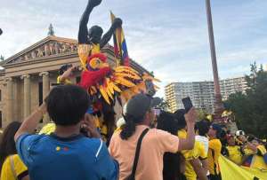Hinchas tricolores vistieron a Rocky con la camiseta de Ecuador. &iquest;Se activ&oacute; la maldici&oacute;n? 