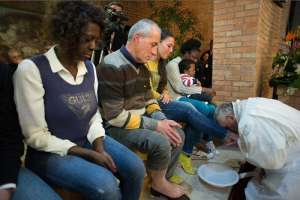 El Pont&iacute;fice record&oacute; que en la &eacute;poca de Cristo lavar los pies era un trabajo reservado a los esclavos. Foto: AFP