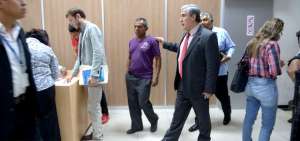El abogado guayaquile&ntilde;o Juan Vizueta Ronquillo, con su defendido Francisco Sampedro, cuando acud&iacute;a a la audiencia de juicio.
