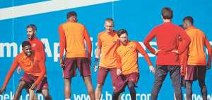 El argentino Lionel Messi (centro) se recuper&oacute; de sus problemas f&iacute;sicos que le impidieron jugar con la Albiceleste.
