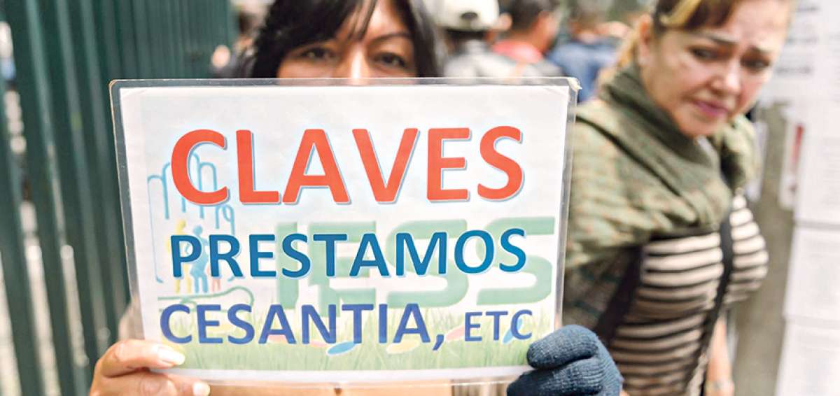 Los &lsquo;jaladores&rsquo; son f&aacute;ciles de ubicar. Se los distingue porque en su andar muestran coloridos letreros de los servicios que ofrecen.  Ellos son contratados por los tramitadores que ayudan en los papeleos del Seguro Social.   