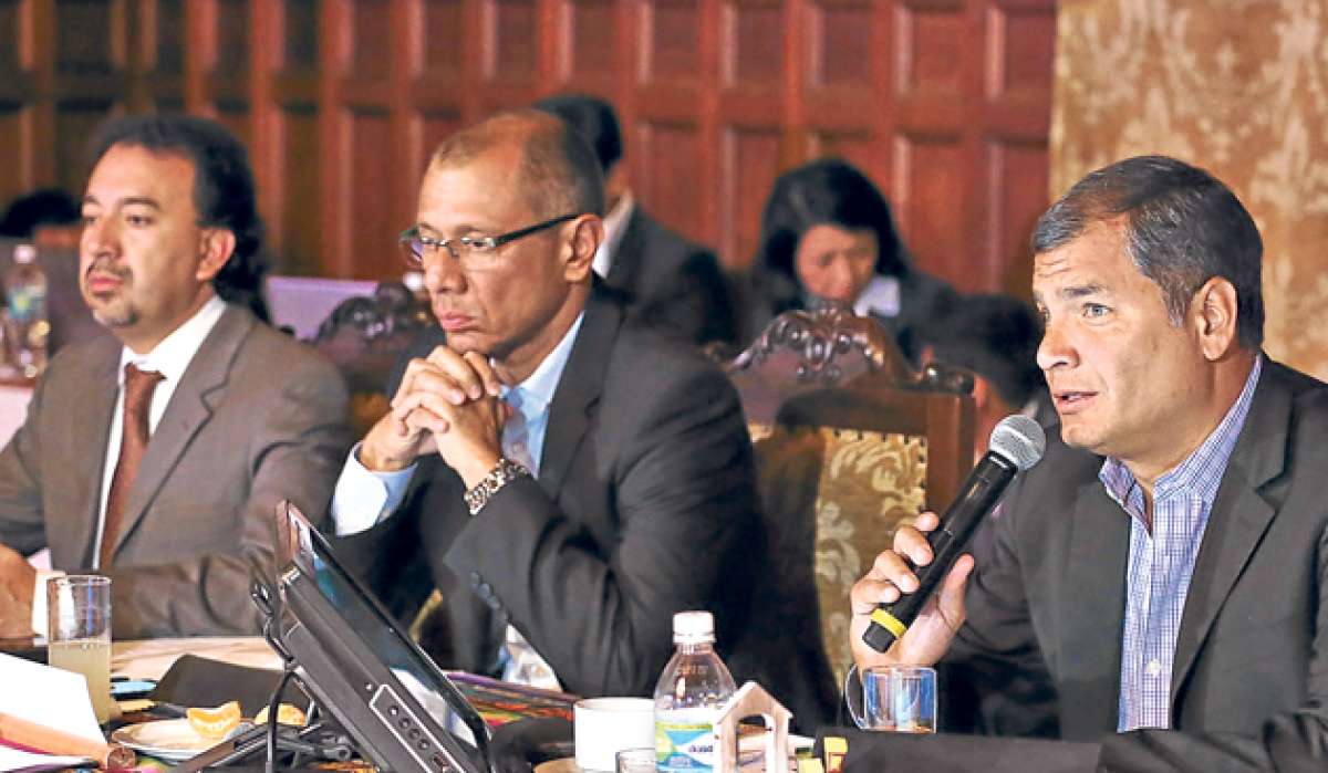 Pabel Mu&ntilde;oz de Senplades, el vicepresidente Glas y el presidente Rafael Correa durante la exposici&oacute;n del ministro Coordinador de Seguridad, C&eacute;sar Navas. Foto: Cortes&iacute;a / Presidencia de la Rep&uacute;blica