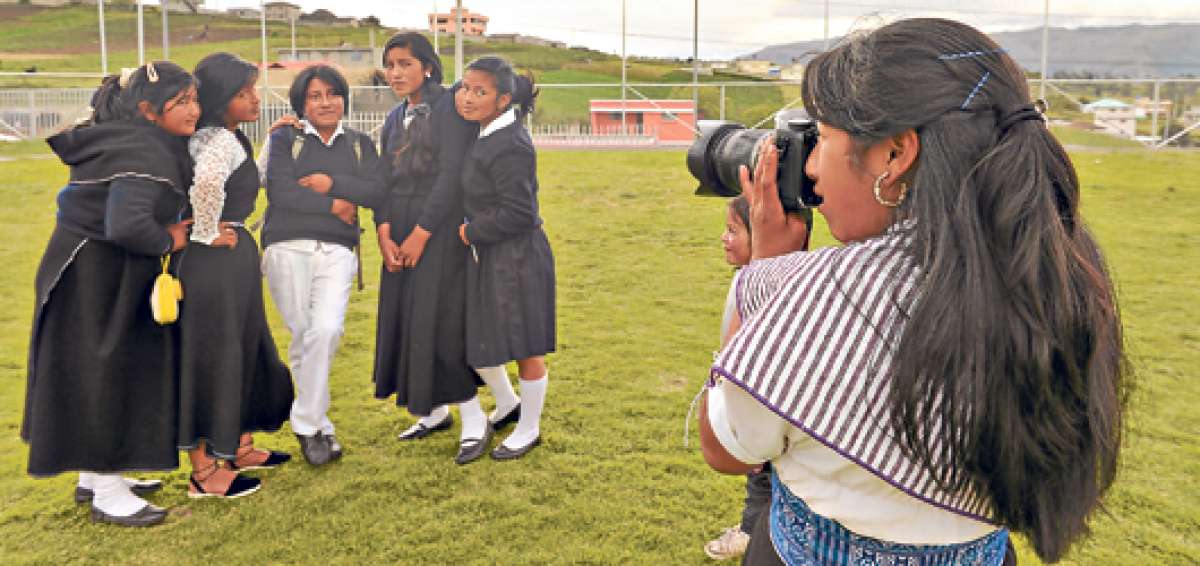 Tomas al aire libre. Un grupo del club se toma fotos en la cancha de f&uacute;tbol de la unidad educativa antes de empezar las pr&aacute;cticas en movimiento. Foto: Roberto Ch&aacute;vez / El Tel&eacute;grafo