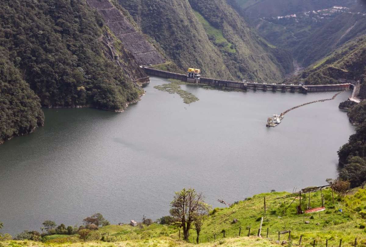 Las autoridades activaron protocolos de emergencia y realizaron desconexiones programadas para mantener la estabilidad del sistema el&eacute;ctrico nacional, mientras t&eacute;cnicos investigan las causas del incidente.