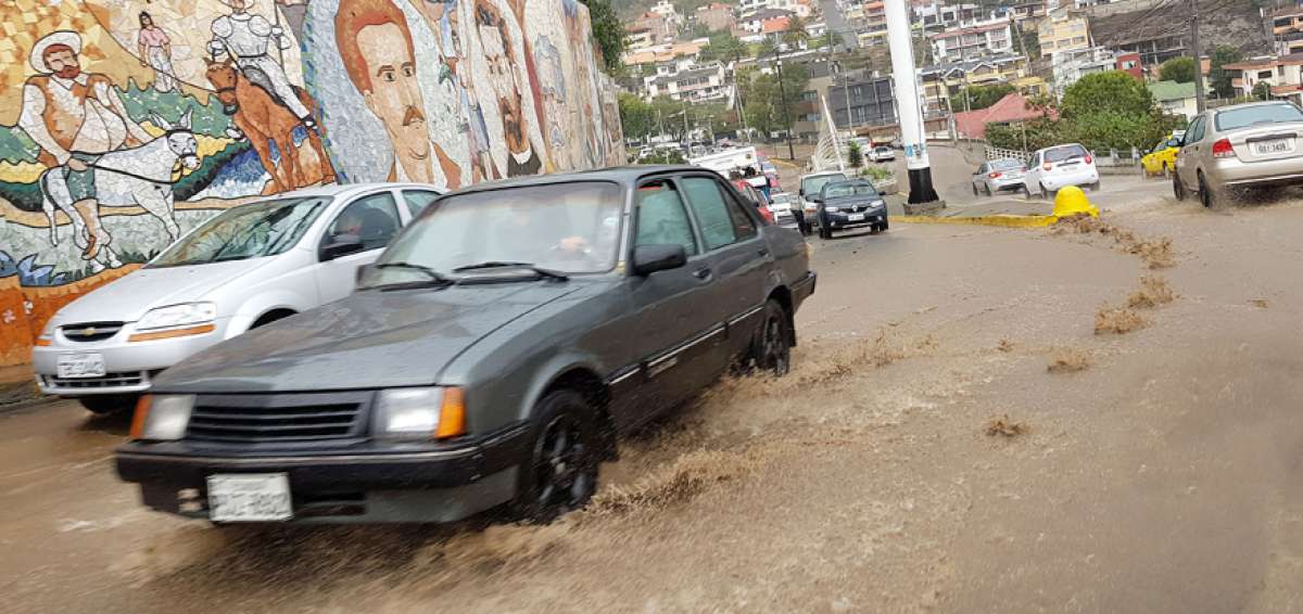 En d&iacute;as lluviosos, la avenida Rompecorazones es una de las m&aacute;s peligrosas para la circulaci&oacute;n vehicular pues por all&iacute; baja gran cantidad de piedras y lodo.