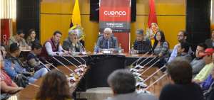 El Alcalde (c) recibi&oacute; en el Concejo Cantonal a los comerciantes perjudicados por las obras.