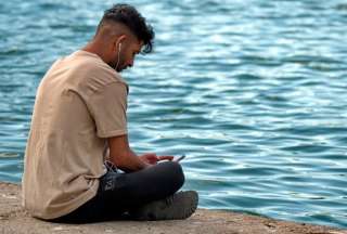 Estudio revela que los jóvenes podrían perder la audición por el uso constante de auriculares