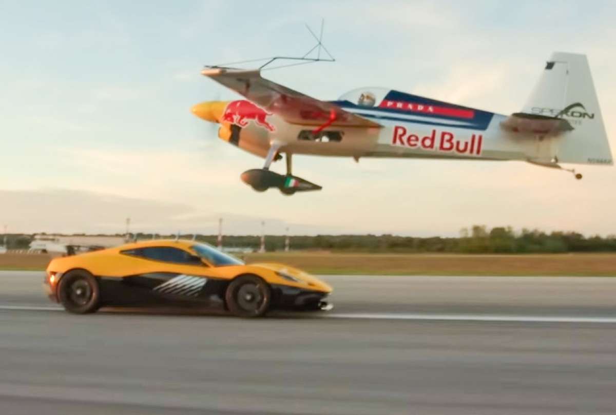 El avi&oacute;n aterriz&oacute; sobre un tren en movimiento que circulaba a 120 km/h en Turqu&iacute;a.