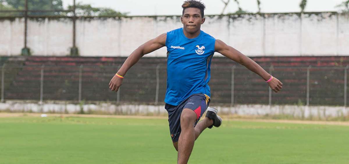 Frixon David Chila Ayov&iacute;, de 17 a&ntilde;os, durante una pr&aacute;ctica de salto triple en el estadio ol&iacute;mpico de Santo Domingo.