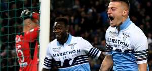 El ecuatoriano Felipe Caicedo (i) celebra el segundo tanto de Lazio  en el duelo ante Atalanta, marcado por Sergej Milinkovic-Savic.