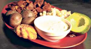 Con frecuencia, este plato propio de esta ciudad se sirve con maduros fritos, mote, llapingachos o papas cocidas y aguacate. 