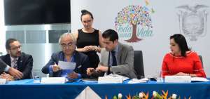 De izquierda a derecha, Byron Ruiz (BDE), Gustavo Baroja (Congope) y Richard Mart&iacute;nez (Finanzas) firman los convenios de pago por rubros de 2016 y 2017.
