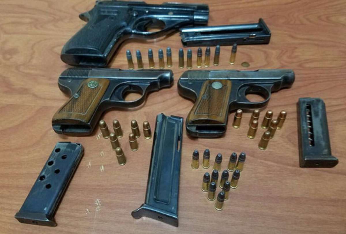 Armamento y uniformes militares hallados en la casa de un privado de libertad