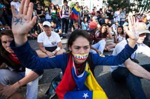 El aquelarre de los medios construye la cultura de la hamburguesa en la clase media a la que pertenecen los estudiantes que protestan.Foto: Internet