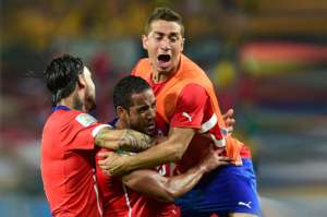 El delantero Jean Beausejour (15) se convirti&oacute; en el primer chileno en marcar 2 goles en 2 mundiales distintos: Sud&aacute;frica 2010 y Brasil 2014. Foto: AFP