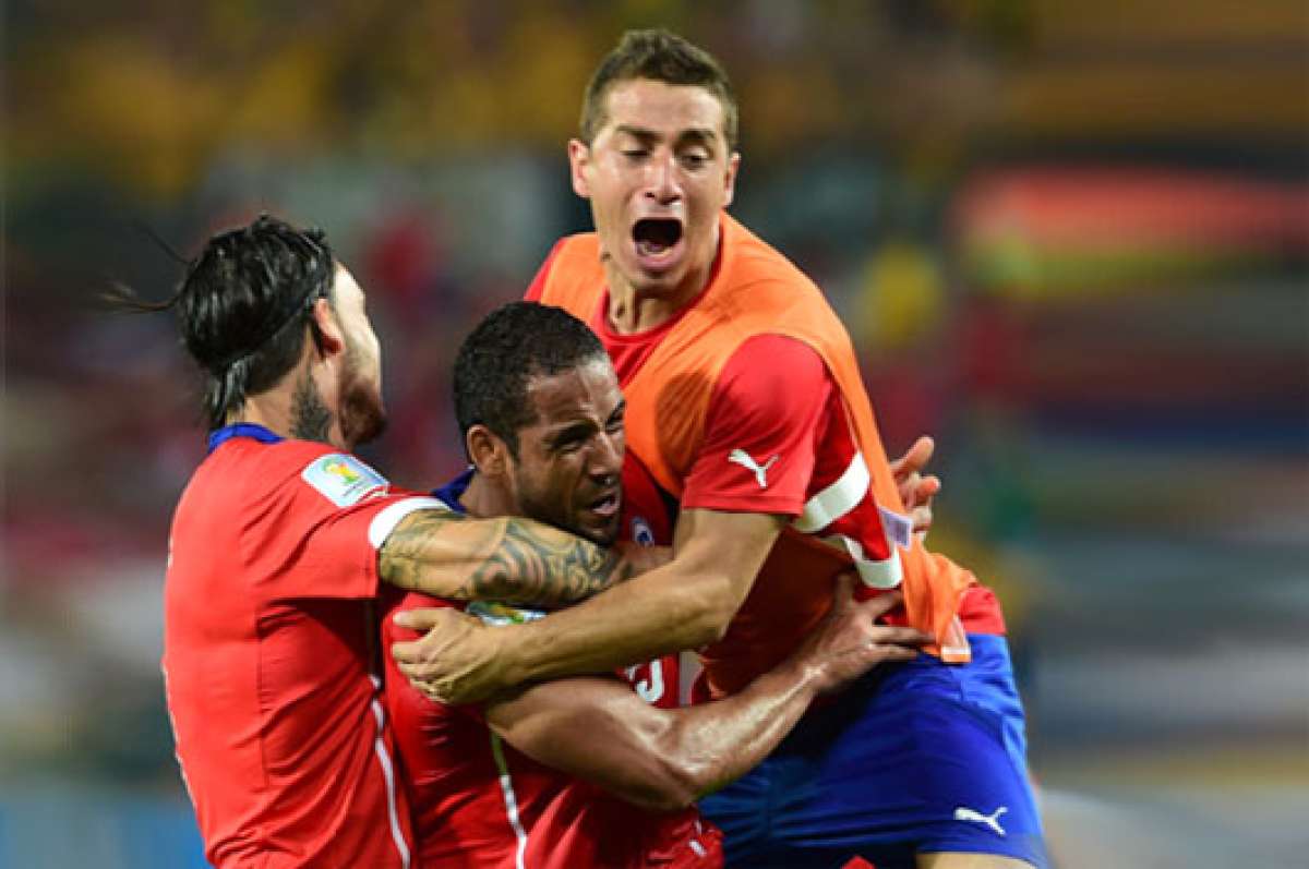 El delantero Jean Beausejour (15) se convirti&oacute; en el primer chileno en marcar 2 goles en 2 mundiales distintos: Sud&aacute;frica 2010 y Brasil 2014. Foto: AFP