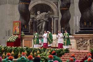 El Papa y sus obispos durante 3 semanas abordar&aacute;n lo que llaman las &lsquo;amenazas&rsquo; para la familia cat&oacute;lica. Ayer Francisco conden&oacute; el ego&iacute;smo de la sociedad. Foto: AFP