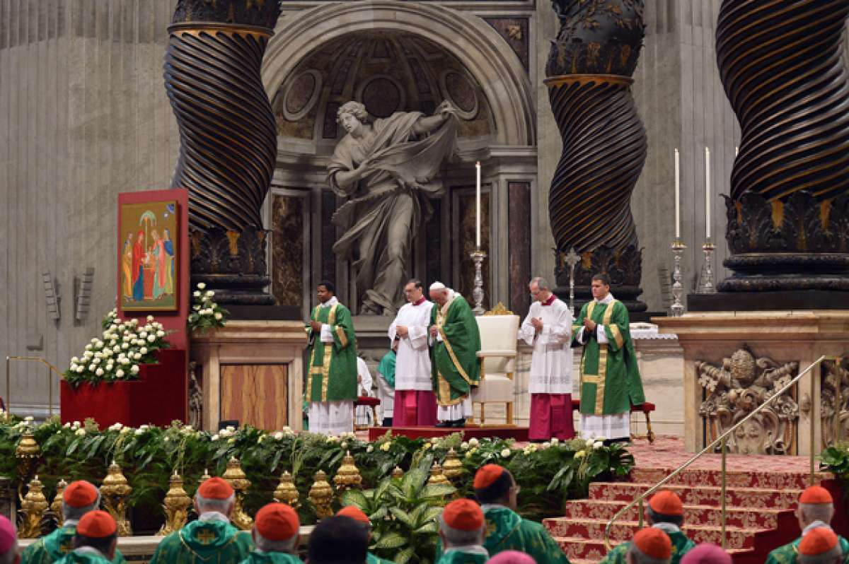 El Papa y sus obispos durante 3 semanas abordar&aacute;n lo que llaman las &lsquo;amenazas&rsquo; para la familia cat&oacute;lica. Ayer Francisco conden&oacute; el ego&iacute;smo de la sociedad. Foto: AFP