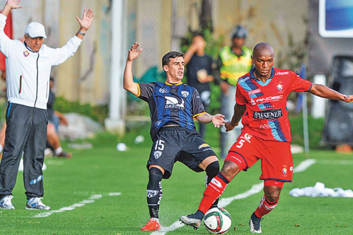 El uruguayo Mario Rizzotto (i), de Independiente, es marcado por Marco Mosquera. Atr&aacute;s, Octavio Zambrano, t&eacute;cnico de El Nacional, gesticula ante la acci&oacute;n. Foto: Fernando Sandoval / El Tel&eacute;grafo